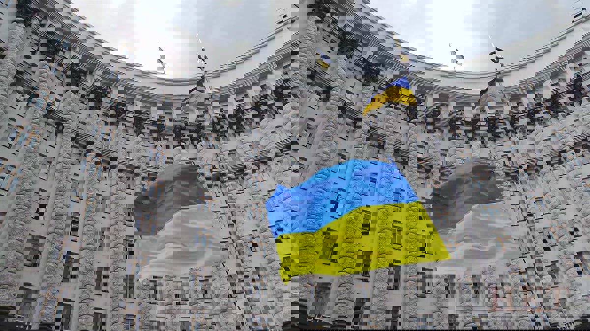 رجل يهدد بتفجير قنبلة يدوية في مقر الحكومة الأوكرانية