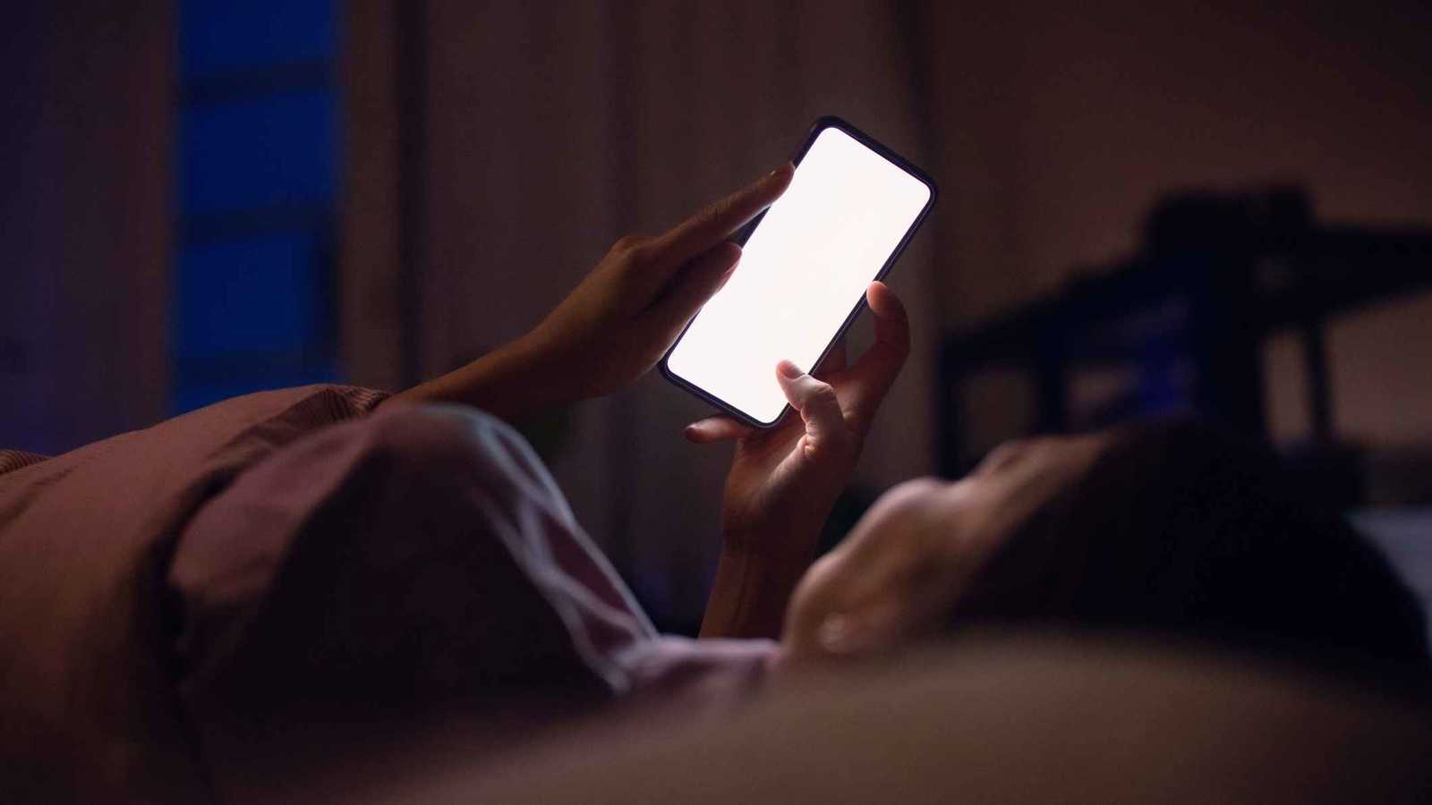 ما علاقة النشاط الليلي على وسائل التواصل الاجتماعي بالقلق؟