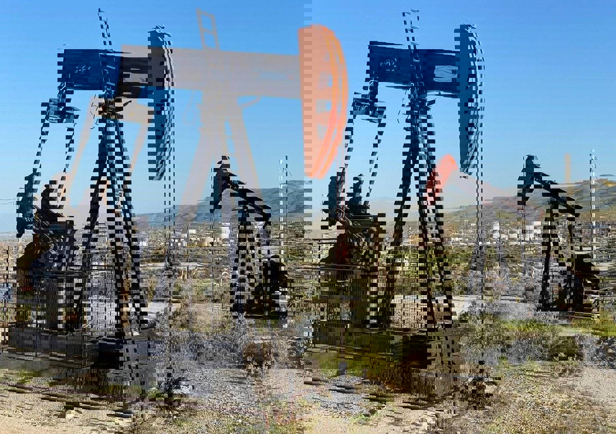 النفط يرتفع رغم قفزة في المخزونات الأمريكية وسط المخاطر الجيوسياسية