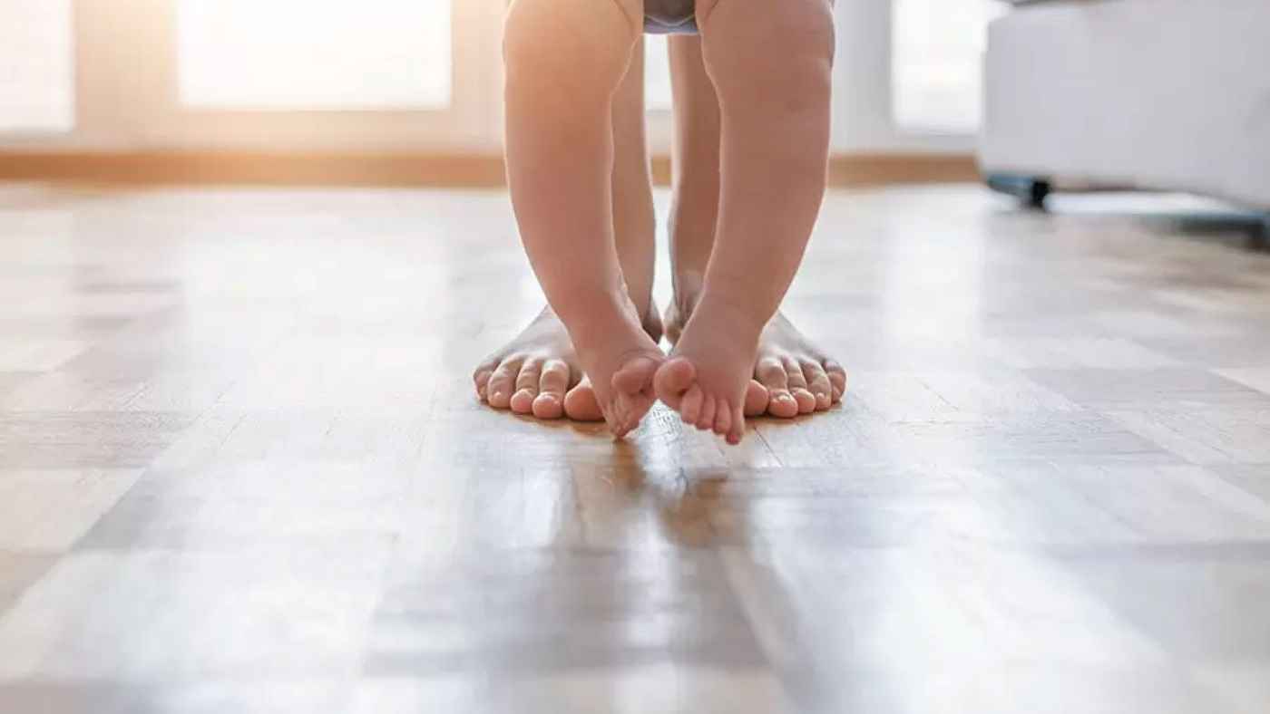 هل يعاني طفلك من تقوّس الساقين؟.. إليك السبب