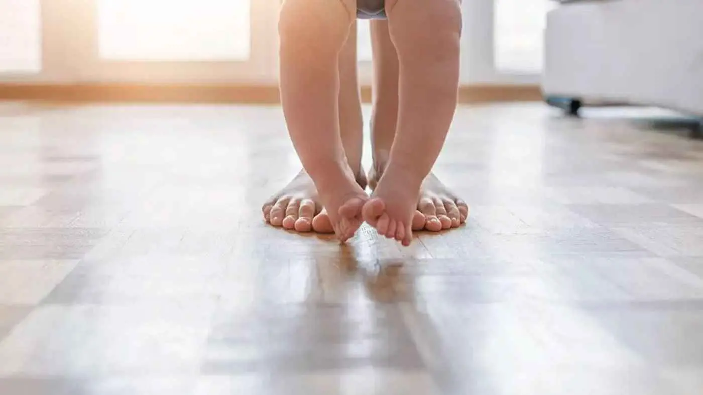 هل يعاني طفلك من تقوّس الساقين؟.. إليك السبب