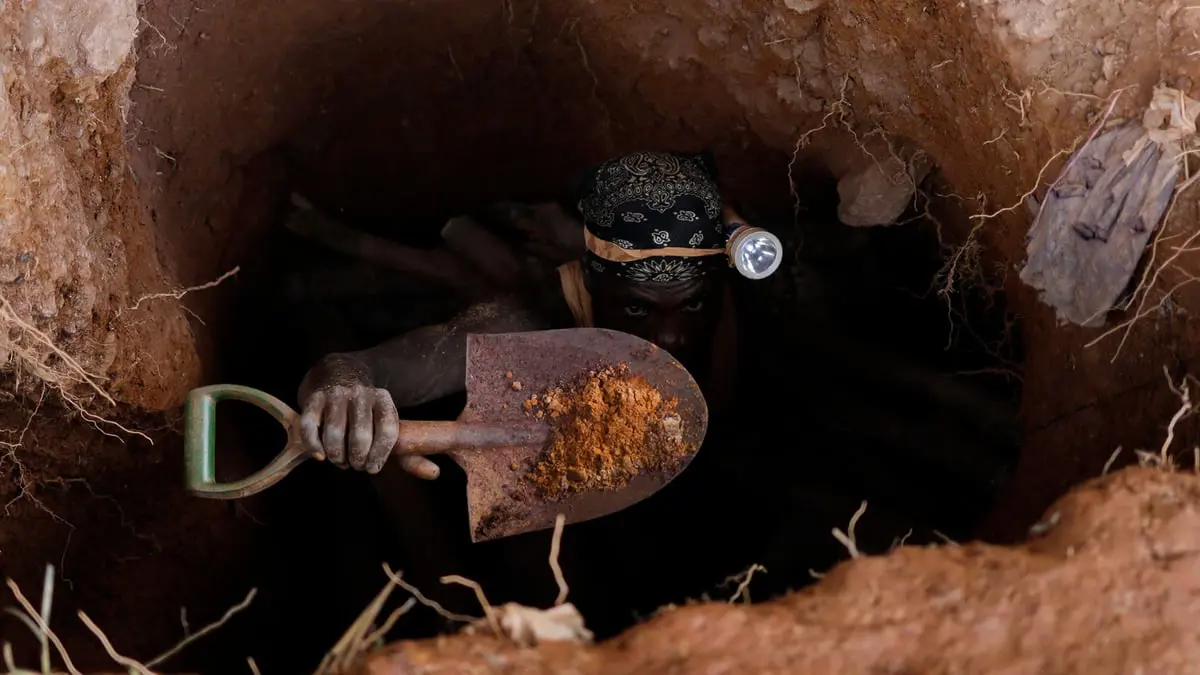 تقرير: ذهب الساحل الأفريقي يموّل جماعات مسلحة ويشعل معارك واسعة