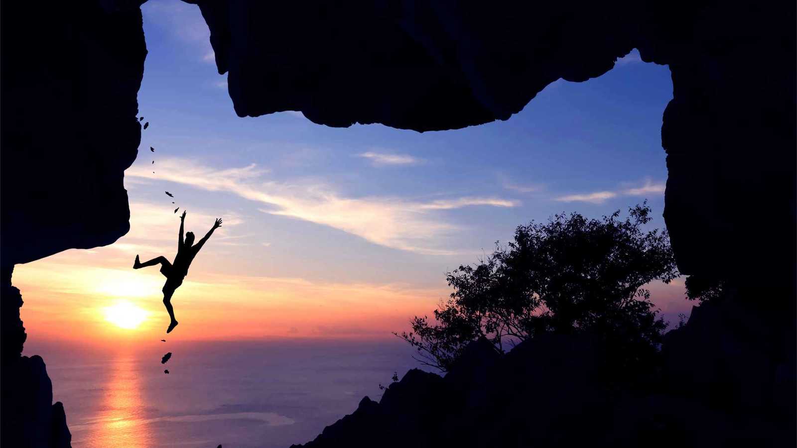 وفاة مراهقة سقطت من ارتفاع 30 متراً بسبب "صورة الغروب"