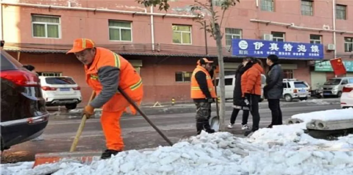 بالفيديو.. عامل نظافة يصبح رمزًا شعبيًا في الصين لهذه الأسباب