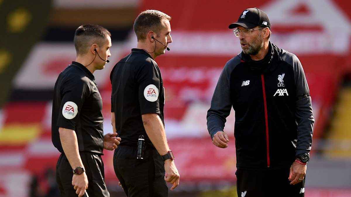 اليويفا يفتح تحقيقًا في تصرفات الحكم الإنجليزي ديفيد كوت