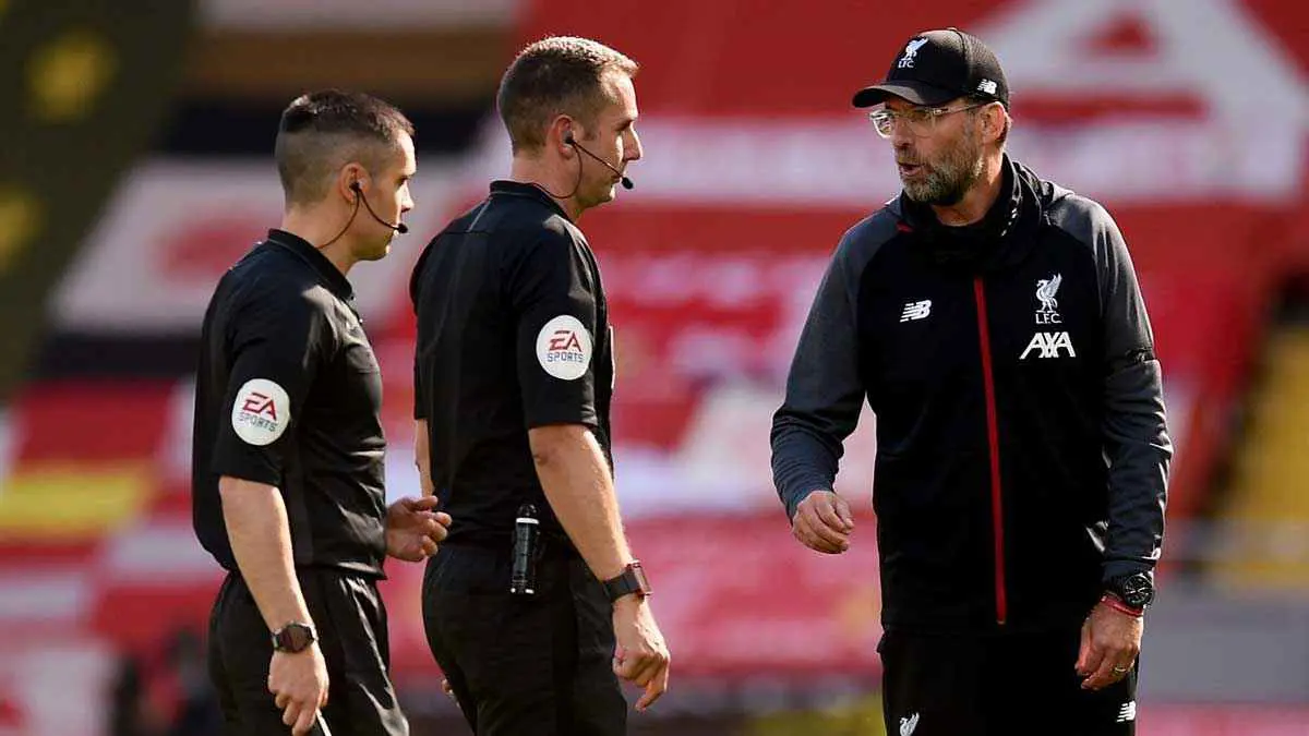 اليويفا يفتح تحقيقًا في تصرفات الحكم الإنجليزي ديفيد كوت