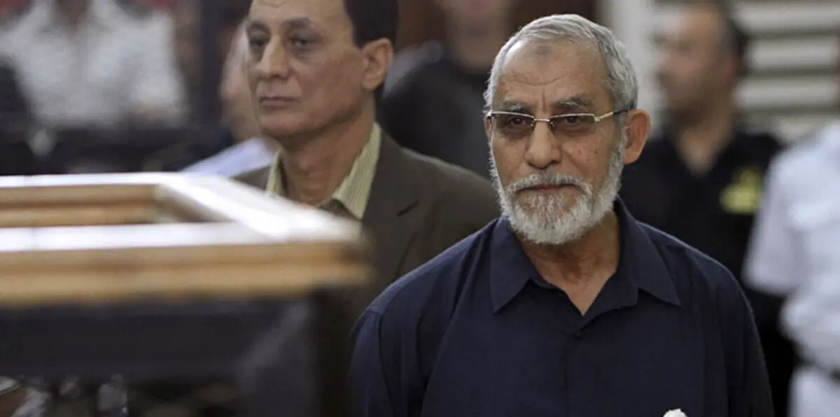 مصر.. "القفص الزجاجي" يؤجل محاكمة بديع ونجل مرسي