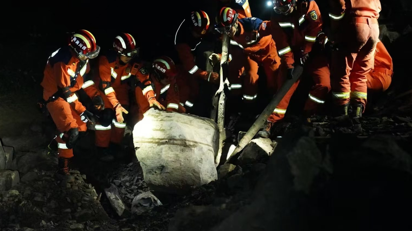 منازل مطمورة وعشرات المفقودين في انهيار أرضي جنوب الصين (فيديو)