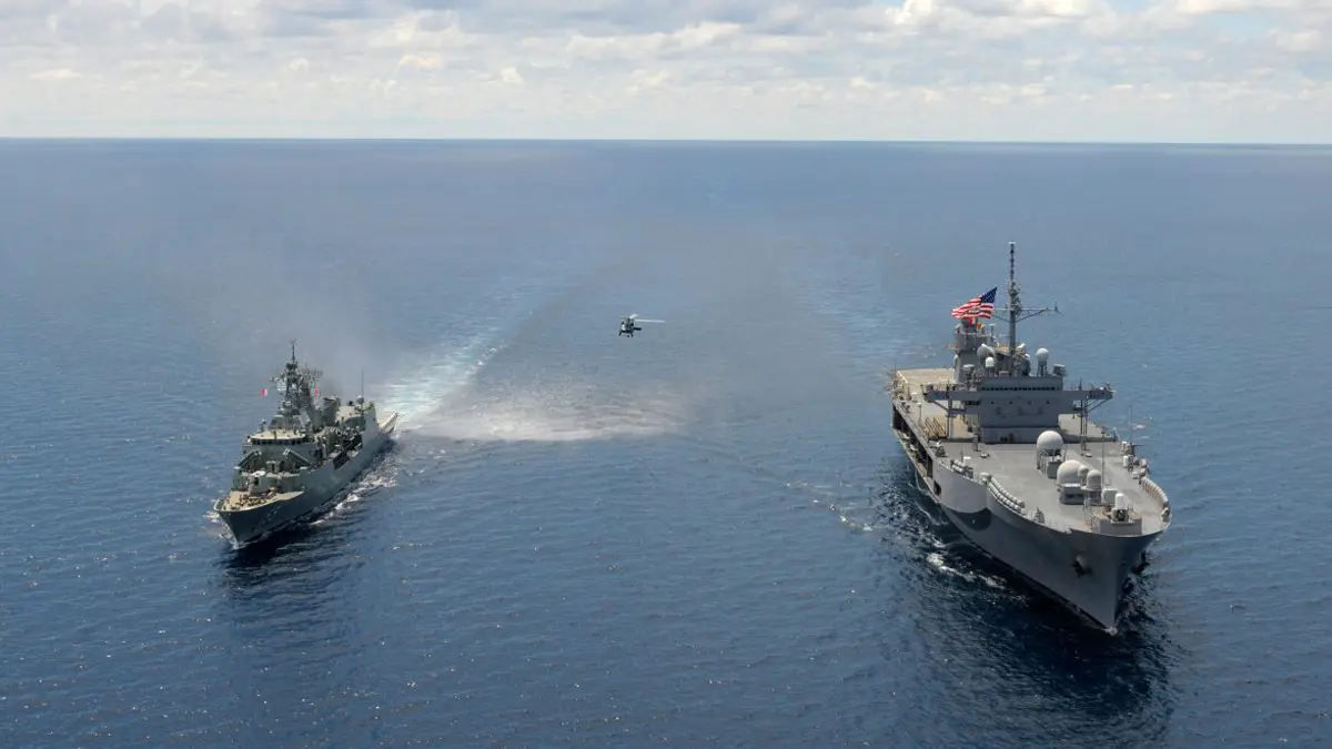 سفينتان حربيتان أمريكيتان تعبران مضيق تايوان رغم معارضة الصين