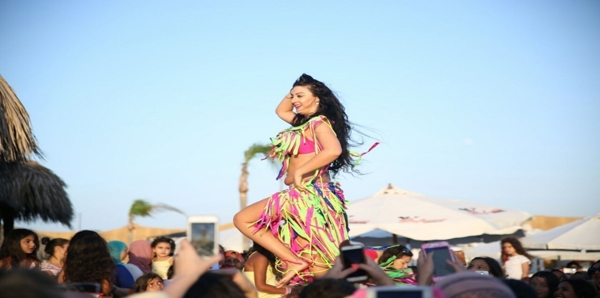 لوسي ساخرة: صافيناز ترقص بـ"صدرها" ولا تصلح للتمثيل