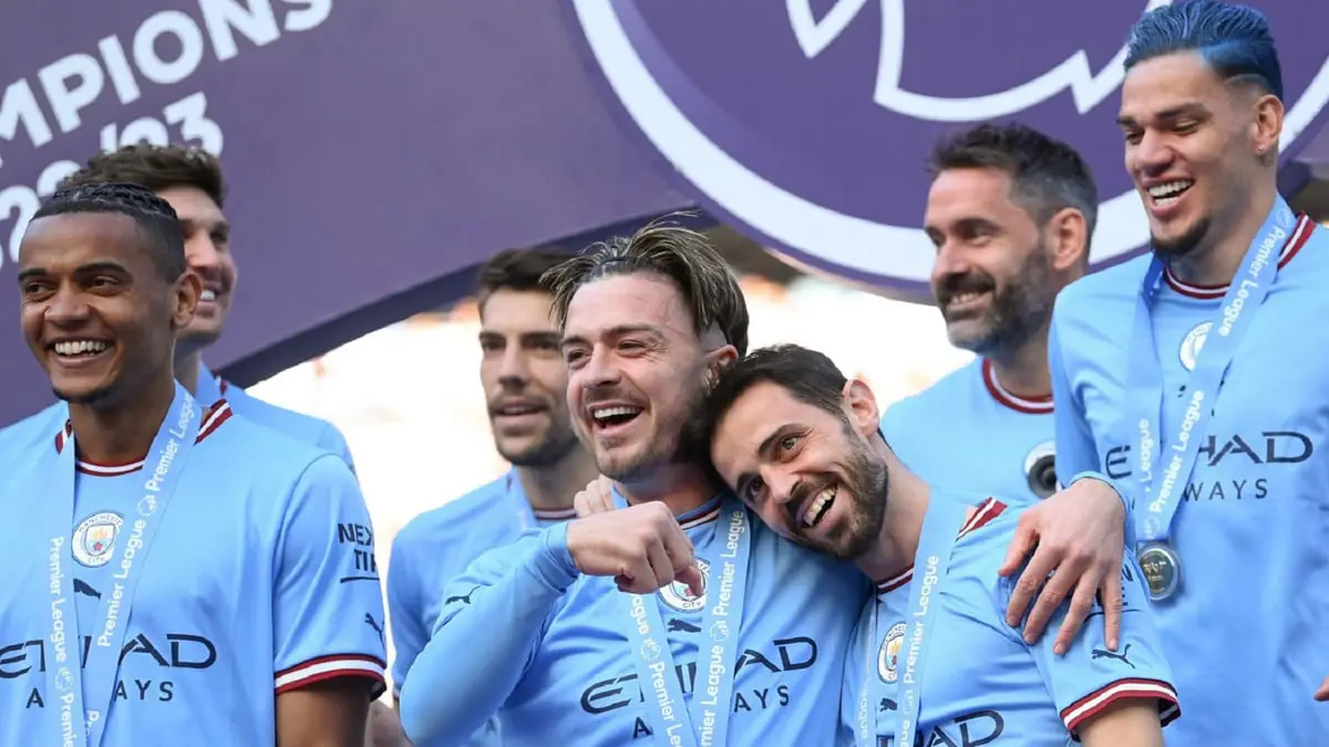 شبيه جاك غريليش يلفت الأنظار في احتفال مانشستر سيتي (صور)