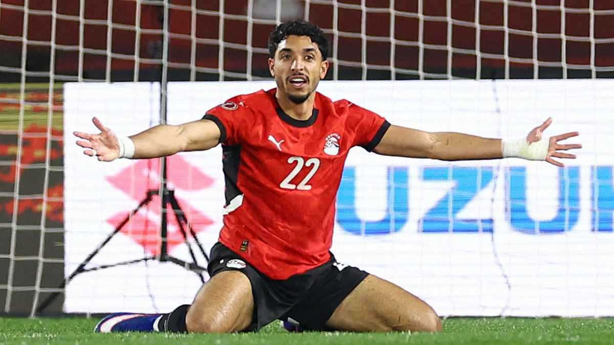 لحظة انهياره.. تصرف رائع من عمر مرموش تجاه نجم كوت ديفوار (فيديو)