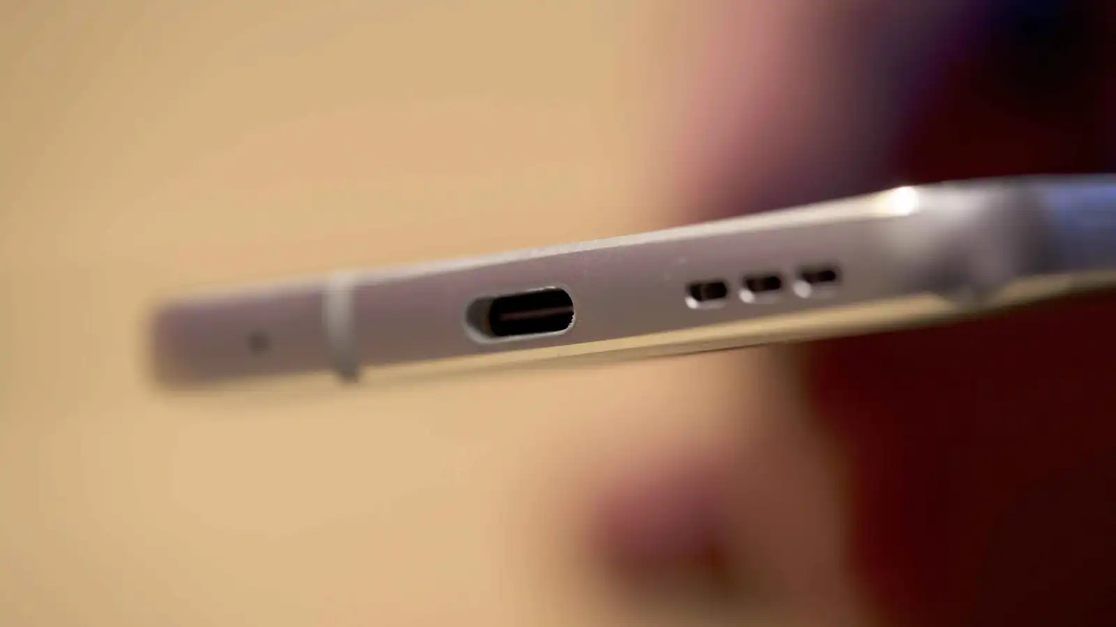 كيفية تنظيف منفذ "USB-C" بسهولة وأمان