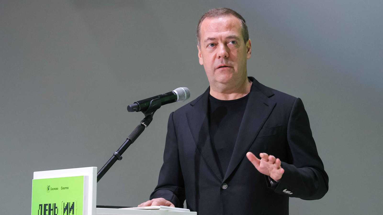 مدفيديف: تصريحات ترامب عن التجارب النووية لها "عواقب حتمية"