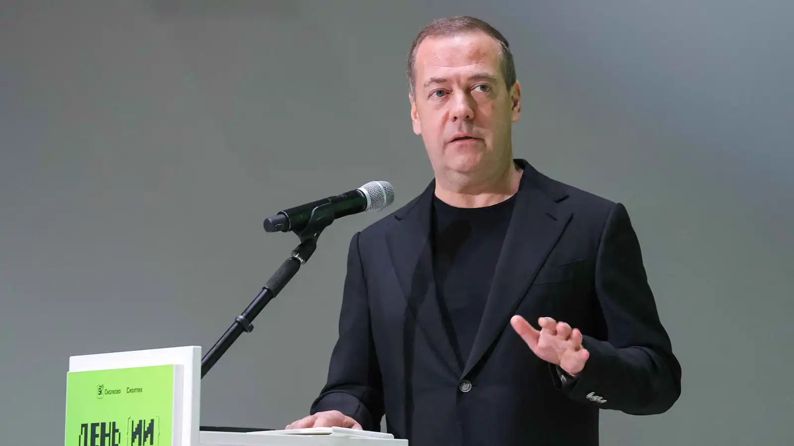 مدفيديف: تصريحات ترامب عن التجارب النووية لها "عواقب حتمية"