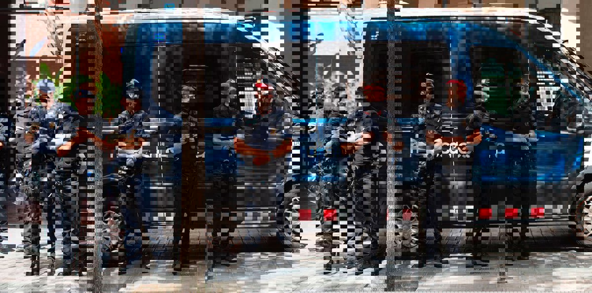 بسبب حقيبة ثمينة.. نادل جزائري "يُدوّخ" الصحافة والشرطة بإسبانيا