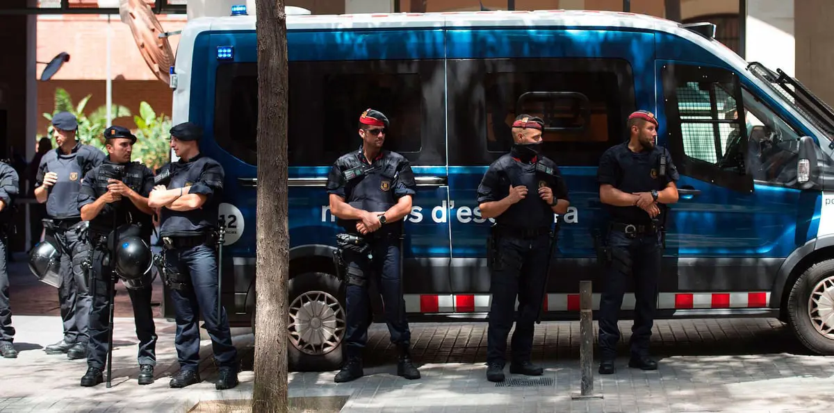 بسبب حقيبة ثمينة.. نادل جزائري "يُدوّخ" الصحافة والشرطة بإسبانيا