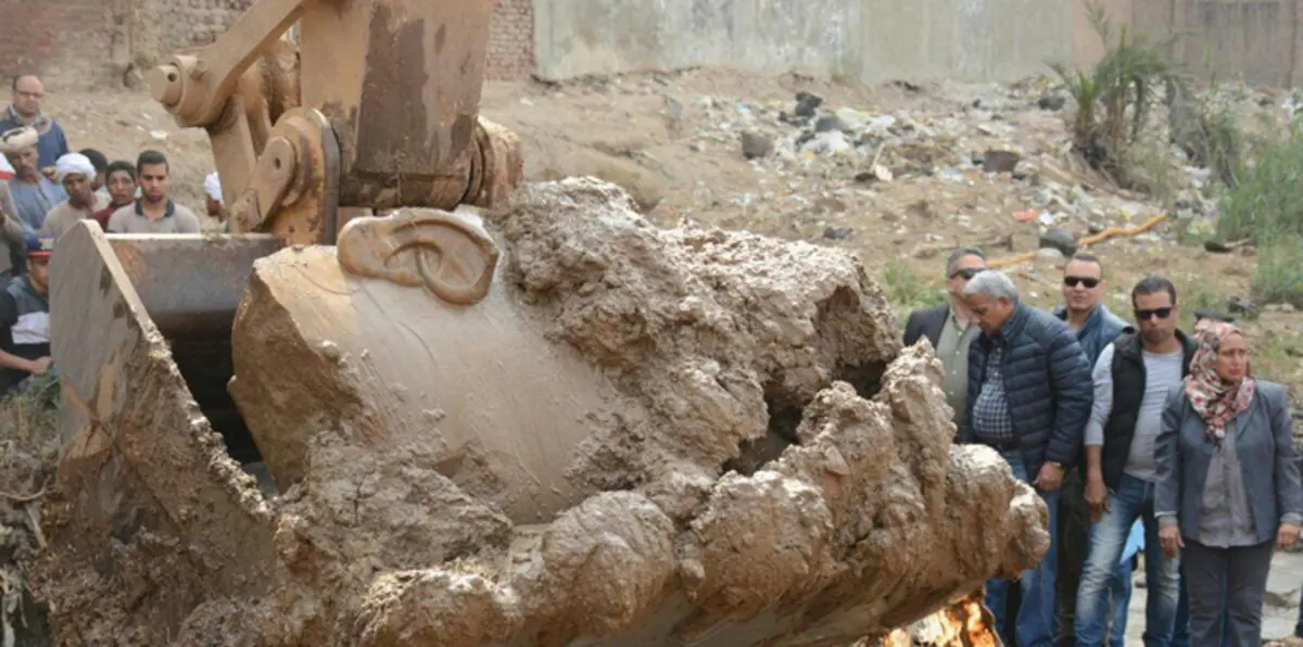 استخراجه تم بطريقة بدائية.. غضب شعبي في مصر بعد تدمير تمثال "رمسيس الثاني" (صور)