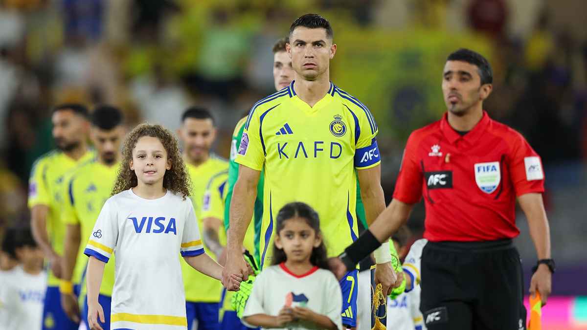 تصرفاته طفولية وسموه نادي كريستيانو.. مطالبات بموقف حازم مع رونالدو (فيديو)