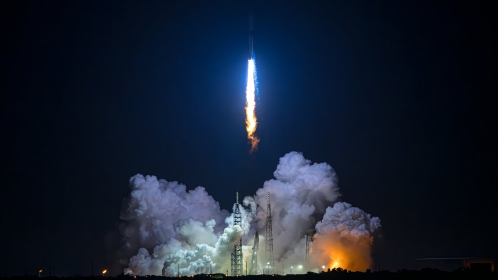 مؤسس أمازون جيف بيزوس يطلق أول رحلة إلى الفضاء (فيديو)