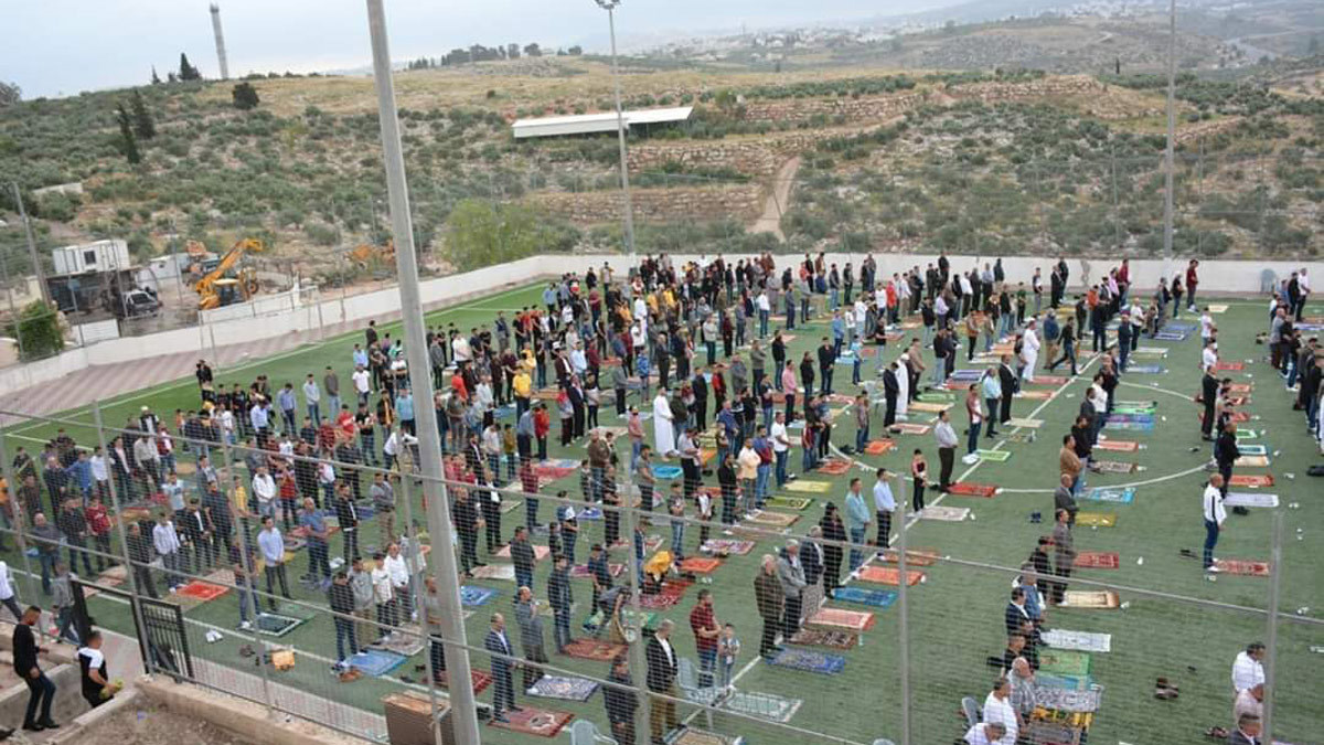 خلافا لأغلب الدول العربية.. الفلسطينيون يؤدون صلاة العيد في المساجد والساحات‎ (صور)