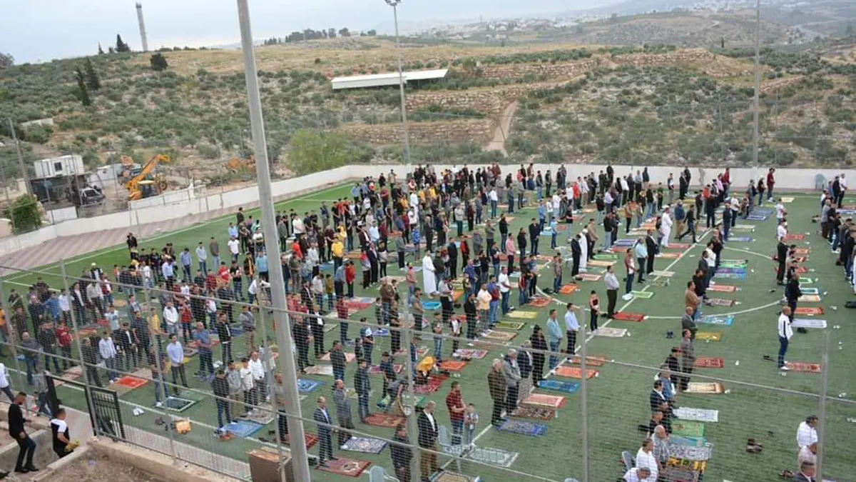 خلافا لأغلب الدول العربية.. الفلسطينيون يؤدون صلاة العيد في المساجد والساحات‎ (صور)