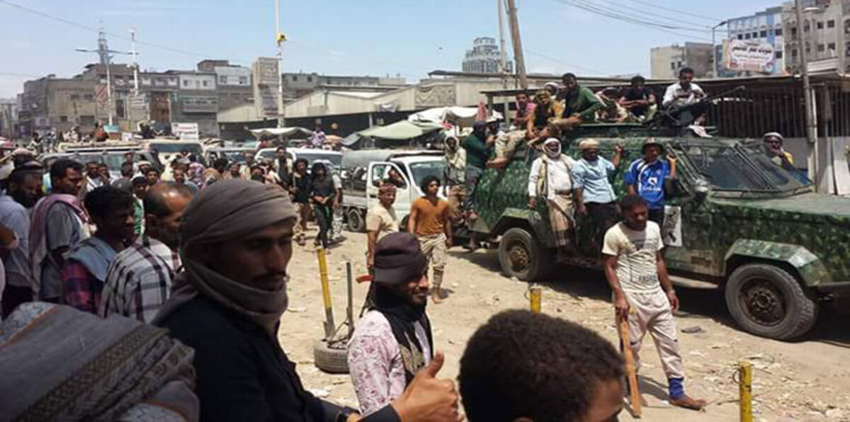 عدن... حملة أمنية لإزالة عشوائيات الباعة الجائلين(صور)