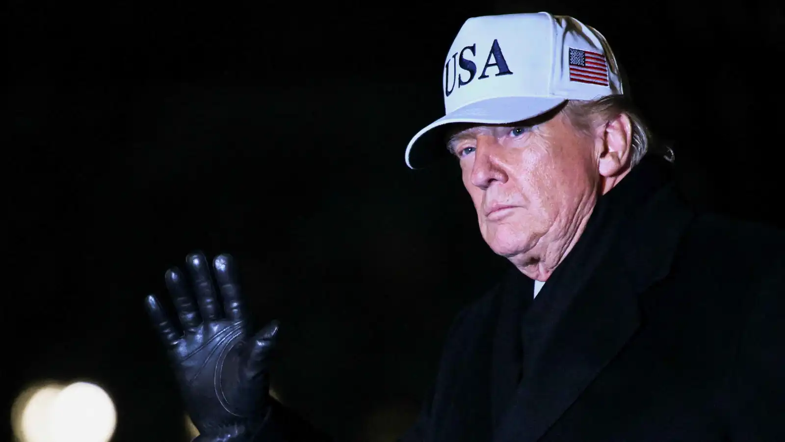 صحيفة عبرية: ترامب يواجه معضلة ولن يتراجع عن ضرب إيران