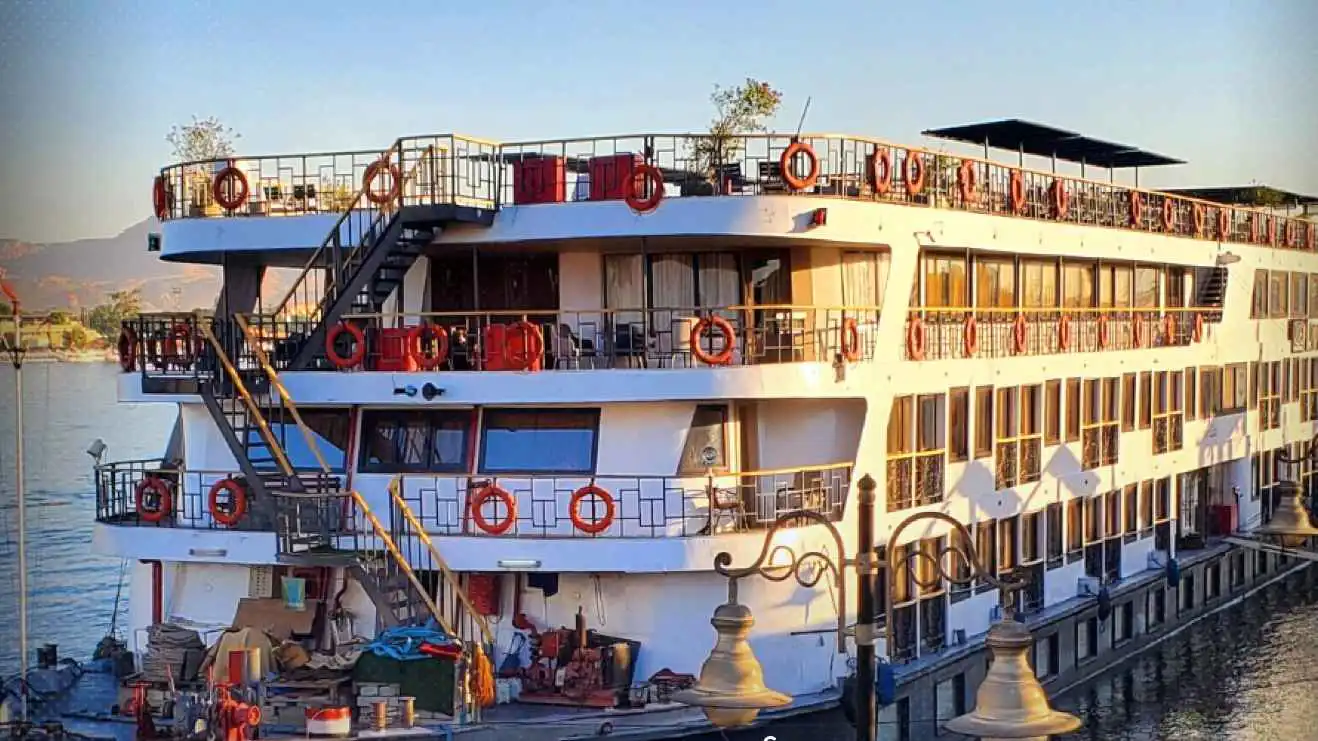 انهيار كوبري بعد حادث باخرة سياحية مصرية في أسوان