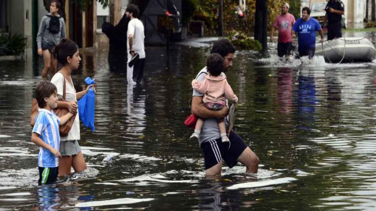 الأرجنتين.. فقدان 4 أشخاص وإجلاء الآلاف بسبب الفيضانات (فيديو)