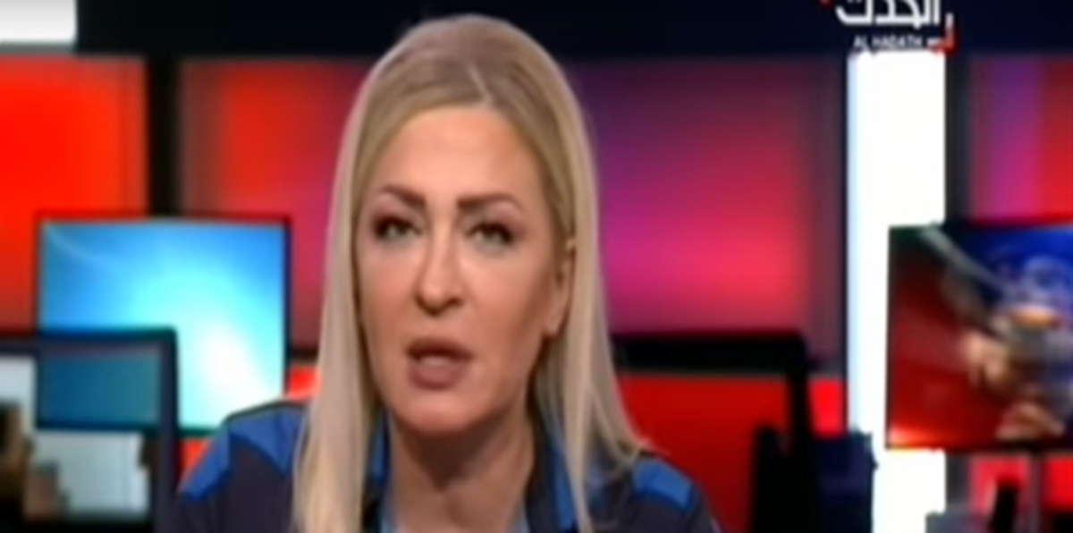 بالفيديو..مذيعة "العربية" تغالب الدموع في مقابلة ناج من "مجزرة خان شيخون"