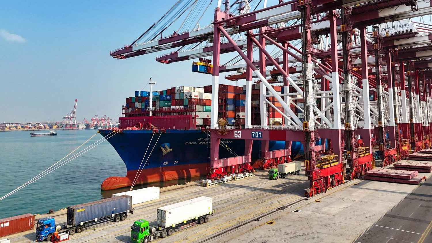 "انفجار قوي" يدمر سفينة حاويات في ميناء شرقي الصين (فيديو)