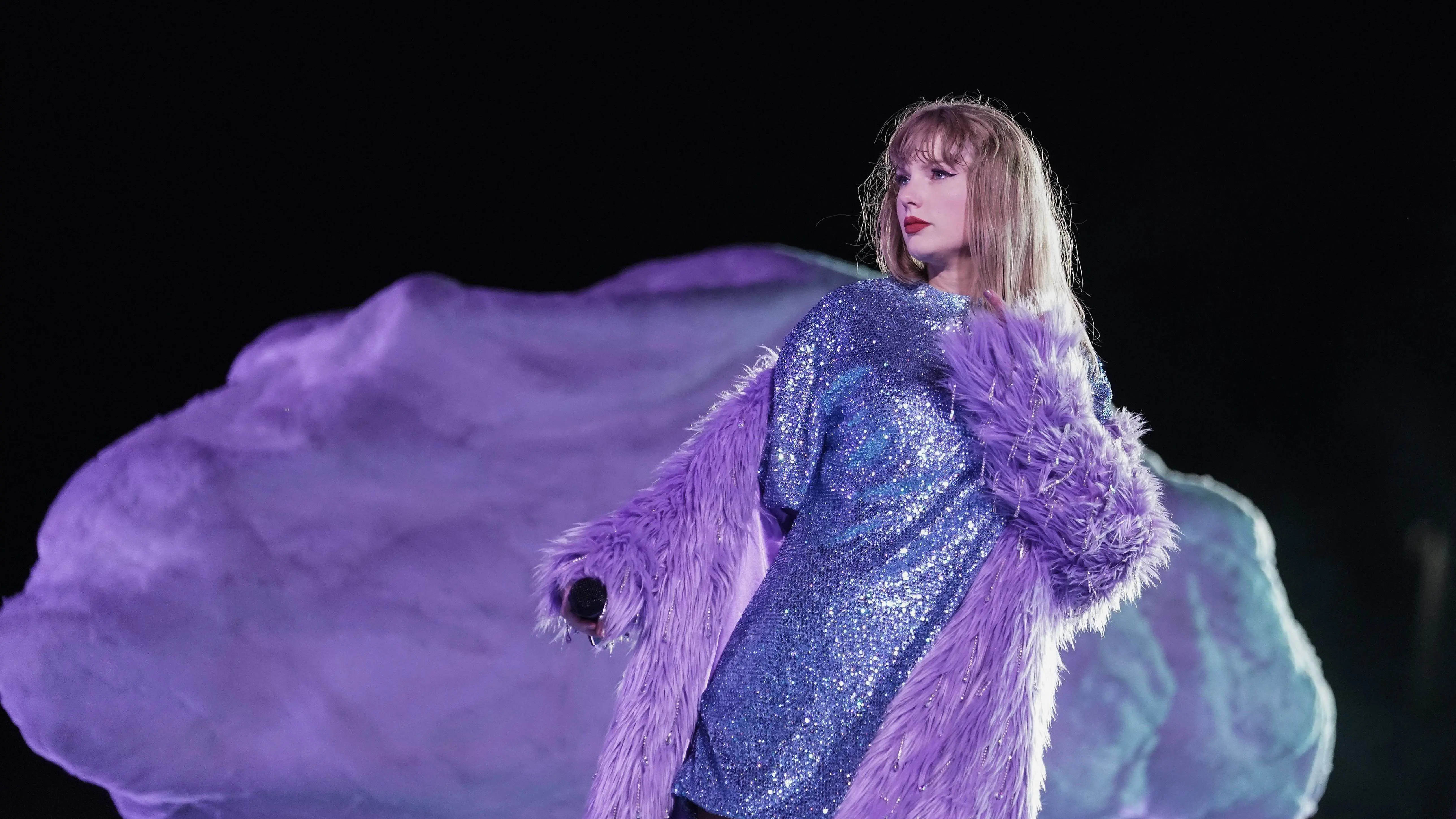 بمناسبة موسم الأعياد.. تايلور سويفت تفاجئ معجبة بهدية مميزة (فيديو)