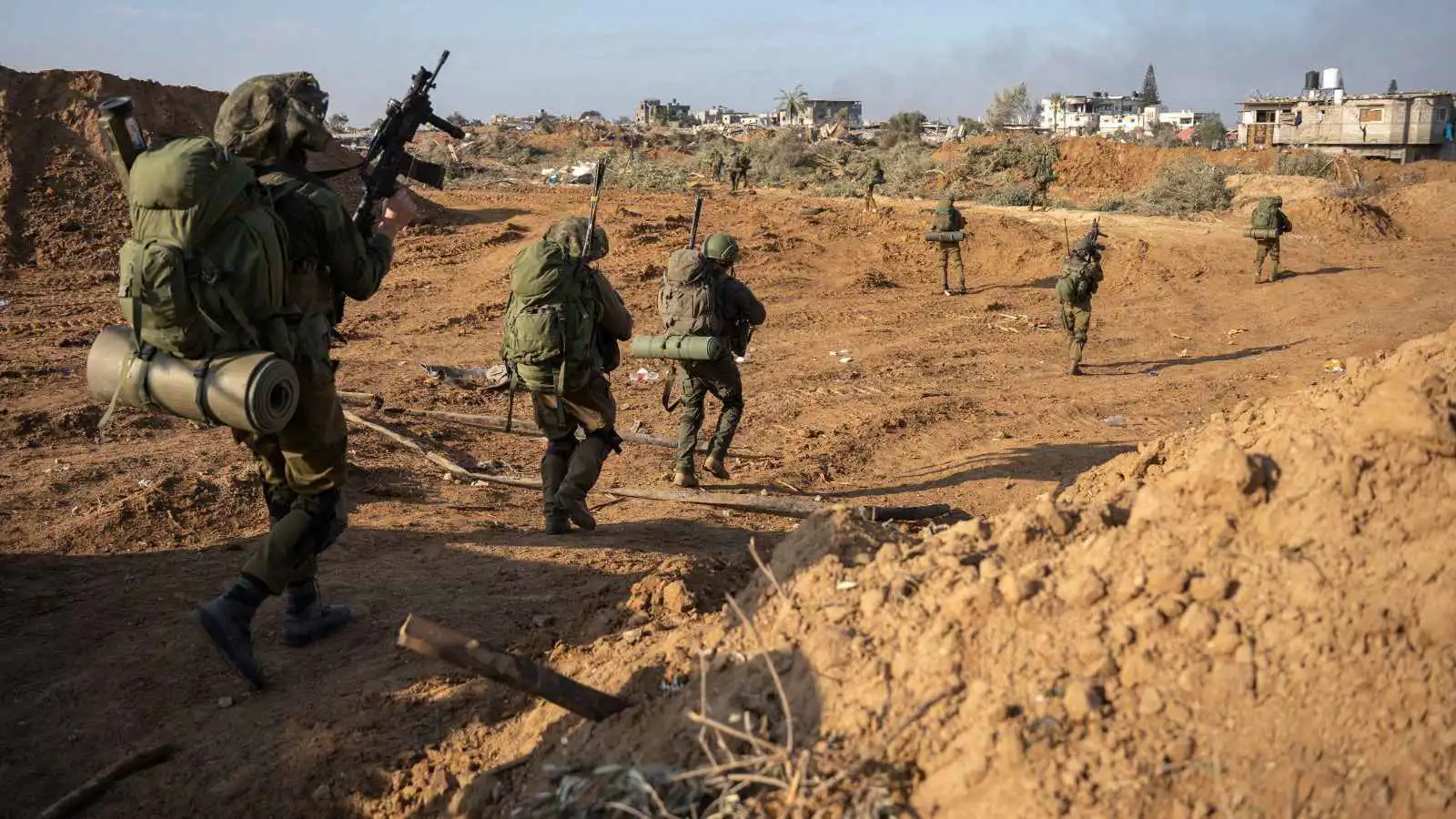 قائد عسكري إسرائيلي كبير يتفقد الجولان بعد عملية بيت جن