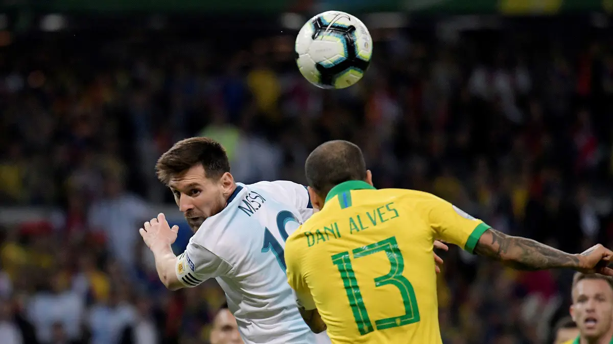 داني ألفيس يرد على ليونيل ميسي بعد تتويج البرازيل بكوبا أمريكا