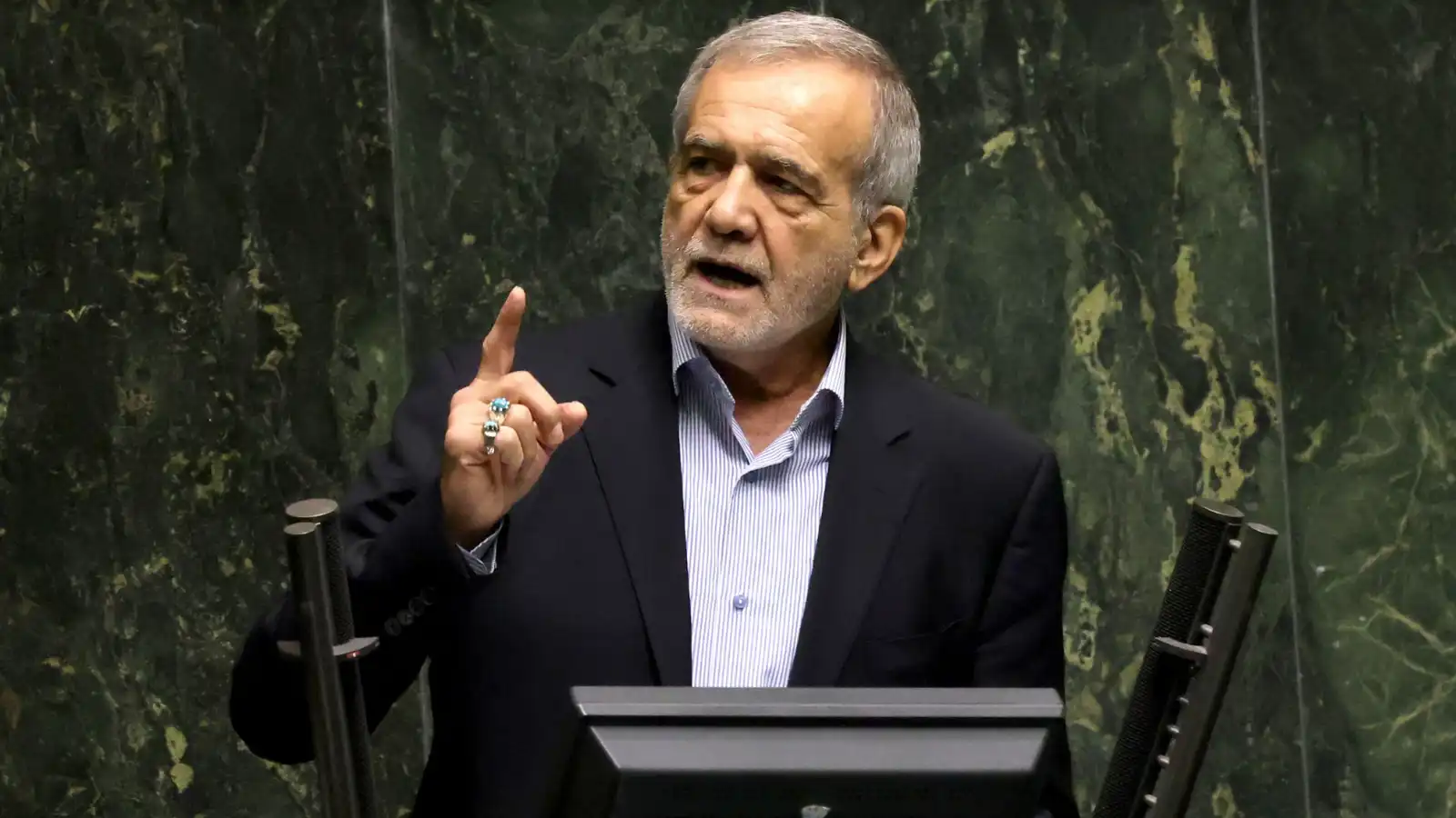 بزشكيان يسحب مشروع "مكافحة الأخبار الكاذبة" وسط انتقادات واسعة