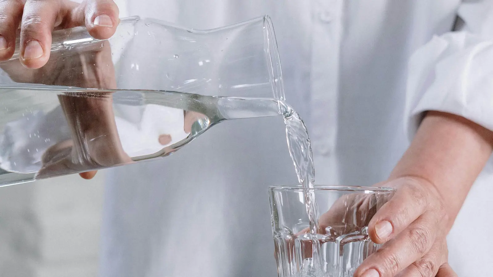 شرب الكثير من الماء على السحور.. هل يقلل من العطش أثناء الصيام؟