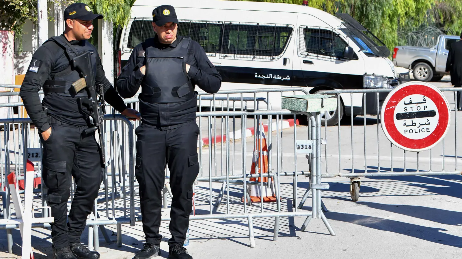 بينهم مسؤولون سابقون.. تونس تصدر أحكامها ضد متهمين في قضية "التسفير"