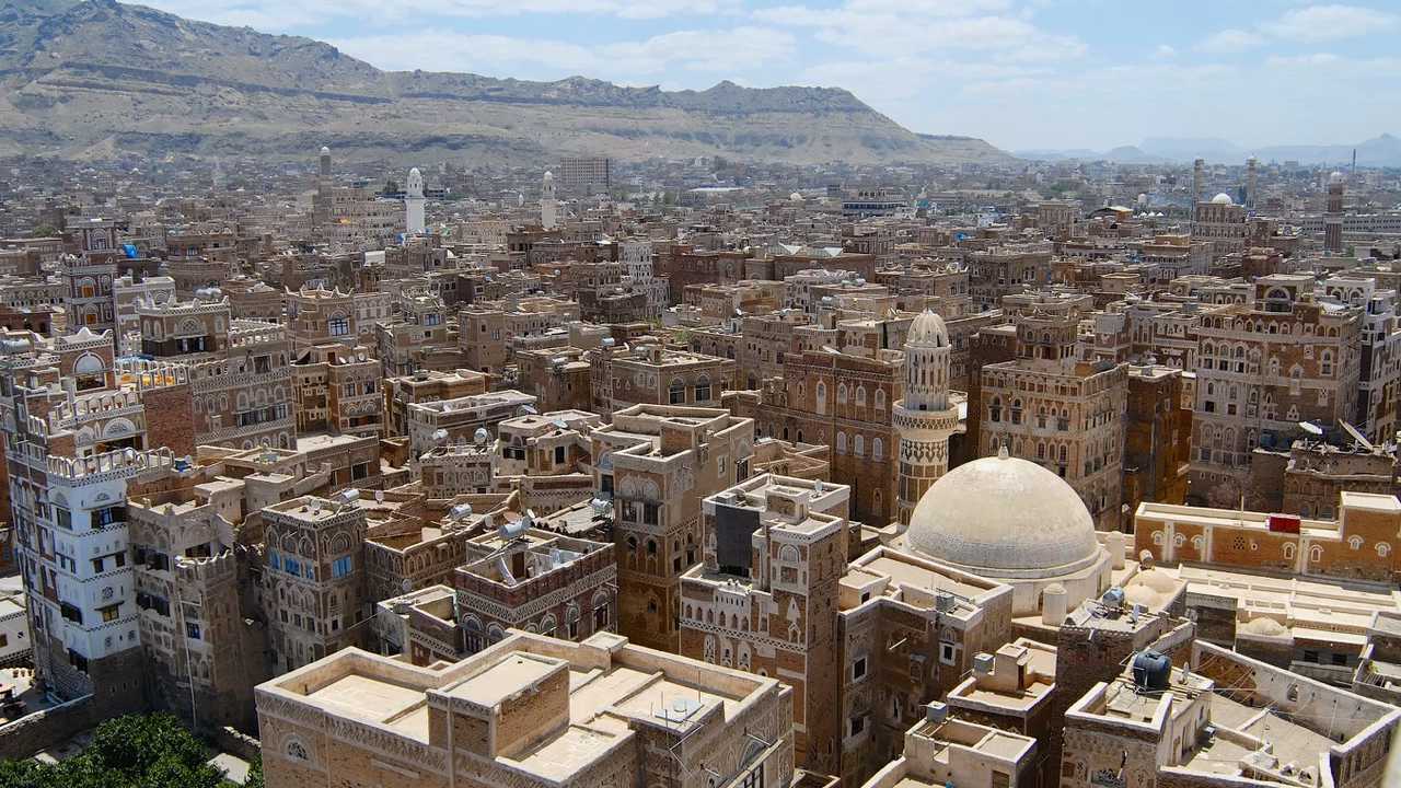 حادث مأساوي في صنعاء.. وفاة طالبتين إثر انهيار سور