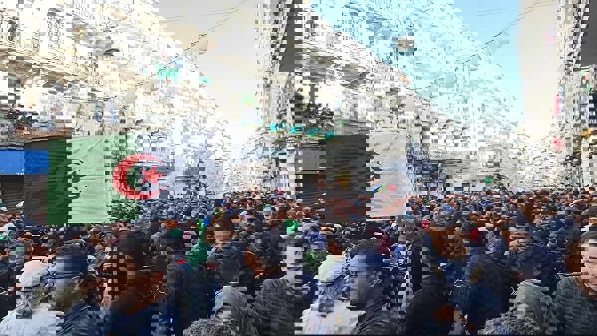 تفريق مسيرة احتجاجية إلى قصر الرئاسة في الجزائر (صور) ‎