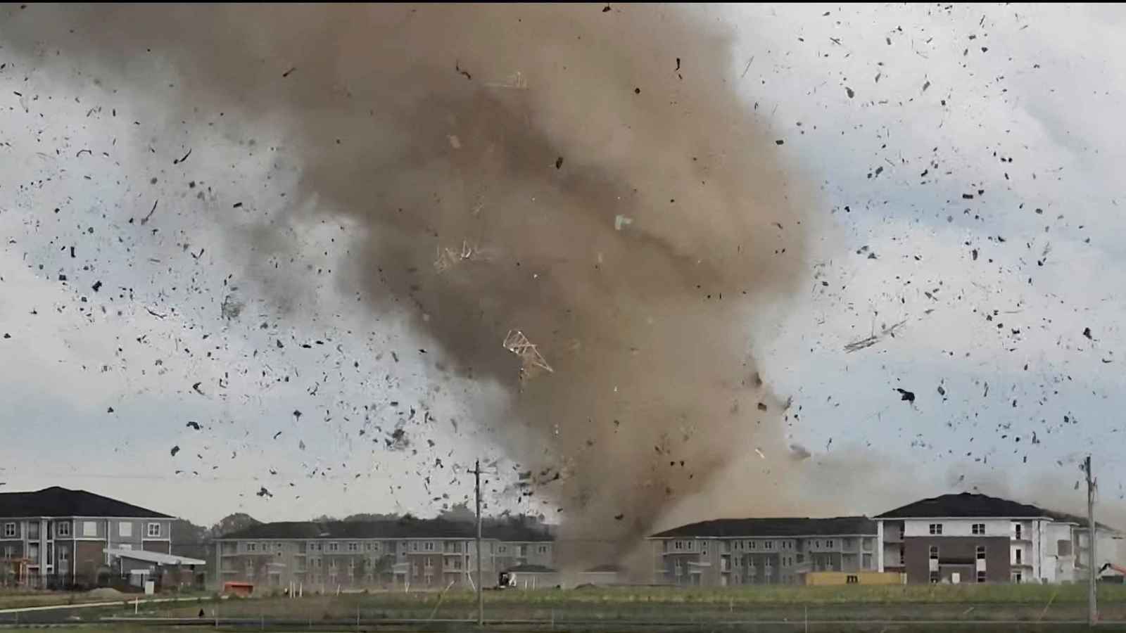 جرف أشجارا وسيارات.. إعصار مدمر يضرب شمال كاليفورنيا (فيديو)