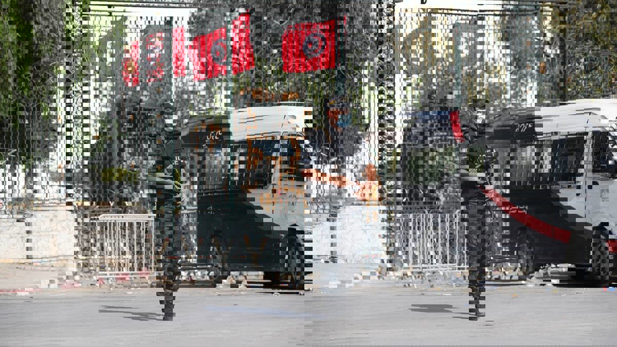 تونس تمدد حالة الطوارئ شهرا 