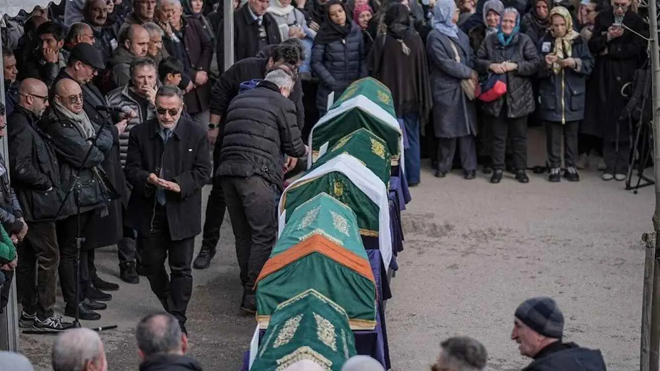 حسرة على مصرع عائلة تركية كادت تنجو من حريق الفندق (صور)