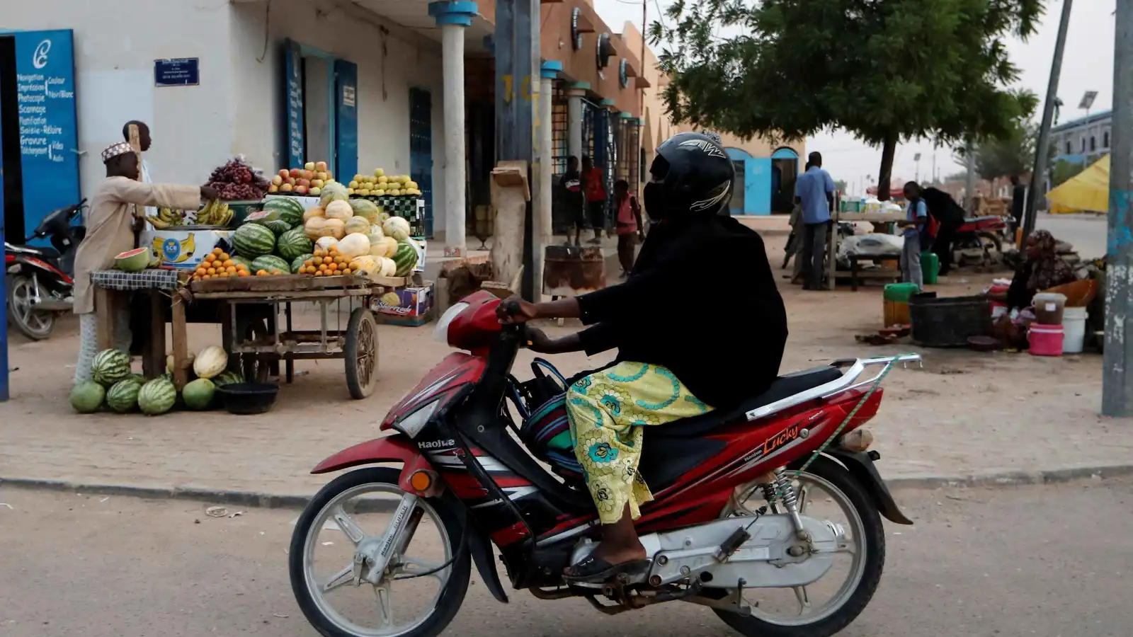 شاب يحوّل خوذته إلى "شرطي مرور متنقل" يرصد المخالفين تلقائياً