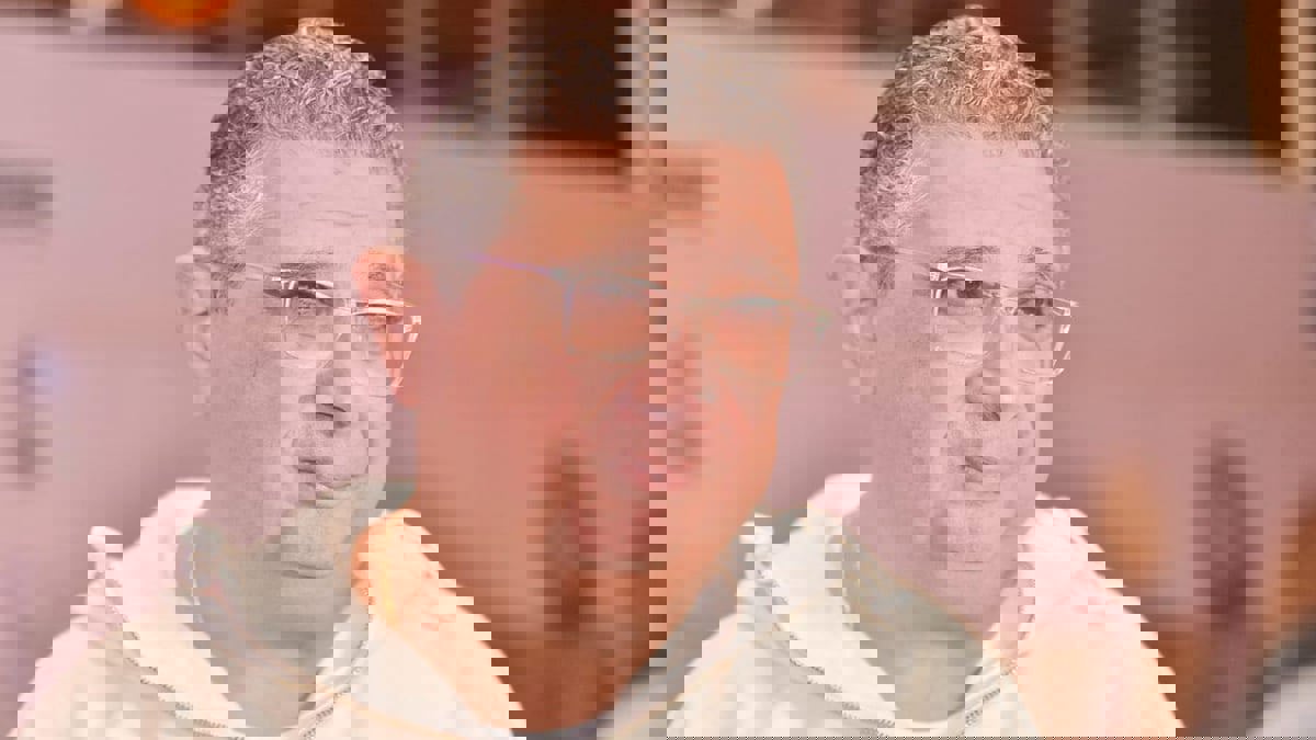 ماجد الكدواني: أسامح كريم عبد العزيز حتى لو ضربني بحذائه (فيديو)