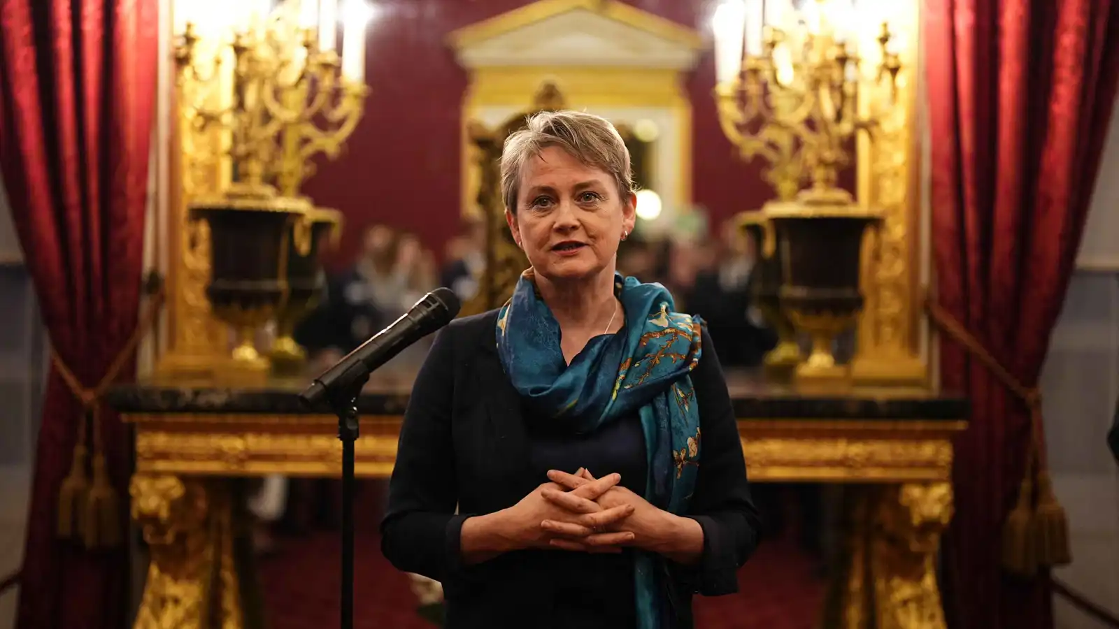 لندن تستدعي السفير الإيراني تنديدا بقمع التظاهرات