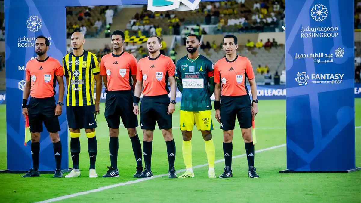 ضربة جزاء وطرد.. تقييم كارثي لحكم مباراة الاتحاد والخليج (فيديو)