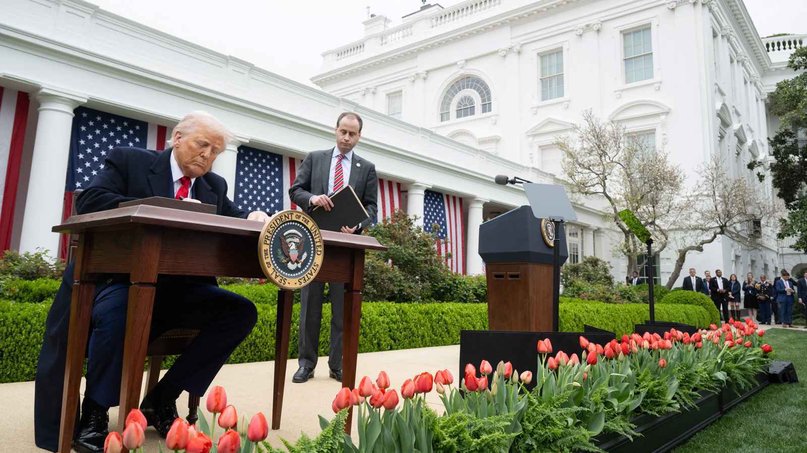 "فايننشال تايمز": اضطرابات السوق تجبر ترامب على التراجع عن التعريفات