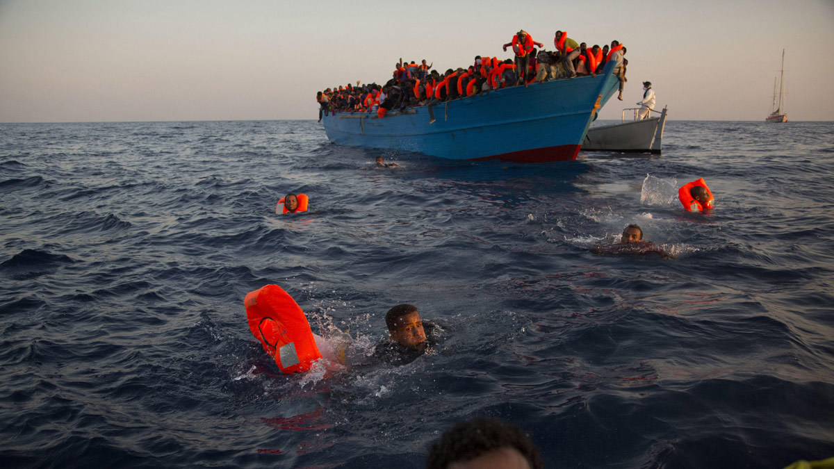 غرق 67 مهاجرًا قبالة سواحل طرابلس الليبية