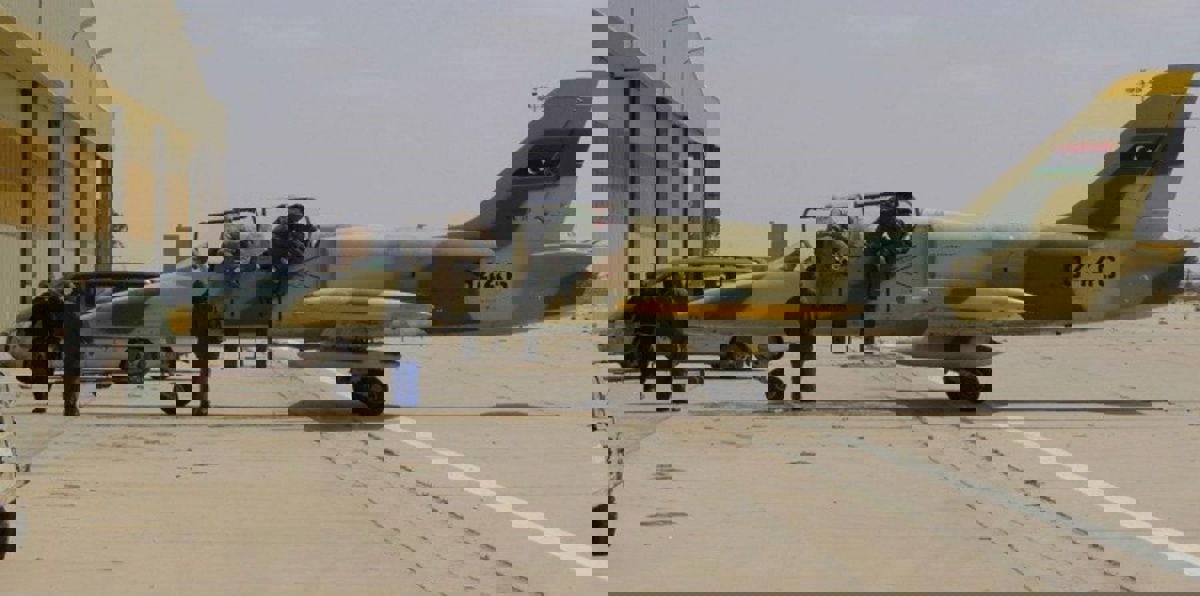 تحطم مقاتلة ليبية فوق بنغازي بصاروخ حراري ونجاة قائدها (صور)